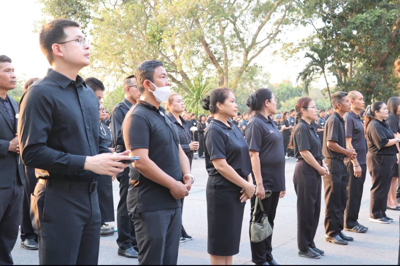 title - ผู้อำนวยการศูนย์ส่งเสริมและพัฒนาอาชีพเสริมนอกภาคการเกษตร ร่วมกิจกรรมแสดงความอาลัยและแสดงความจงรักภักดีสมเด็จพระนางเจ้าสิริกิต์ พระบรมราชินีนาถ พระบรมราชชนนีพันปีหลวง โครงการหนึ่งความดี ล้านความรัก ภูมิใจพรรคพระพันปีหลวง ณ ศาลาพระมิ่งขวัญ ศูนย์ส่งเสริมและพัฒนาอาชีพเสริมนอกภาคการเกษตร (ศูนย์ศิลปาชีพบางไทรฯ (เดิม))